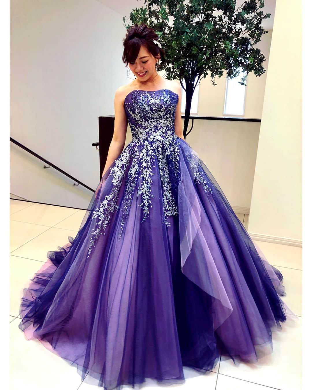 芳賀愛華のインスタグラム：「. @artbellange_sapporo_official さんの ブライダルフェアのドレスショー👗💓 4着ずつきさせてもらいました☺️💓 色が綺麗でスパンコールもキラキラかわいい😆 ドレスは本当に幸せな気持ちにさせてくれる😌💓 ありがとうございました☺️💓 . . . #カラードレス#札幌結婚式場」