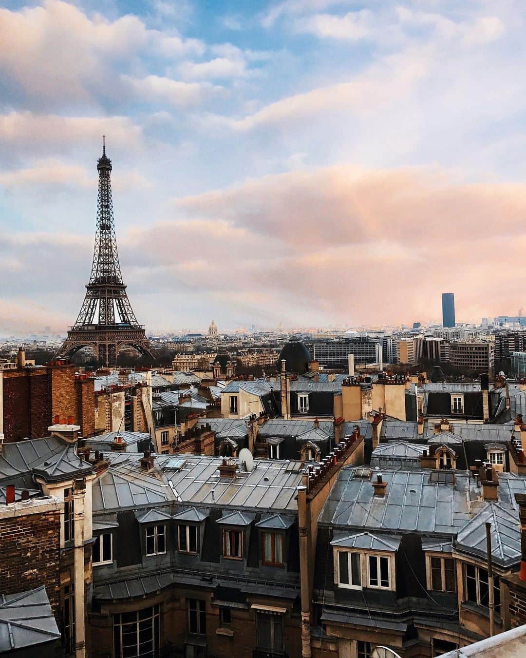 NICOLAS SIMOESのインスタグラム：「What a view to start the weekend 🖤✨」