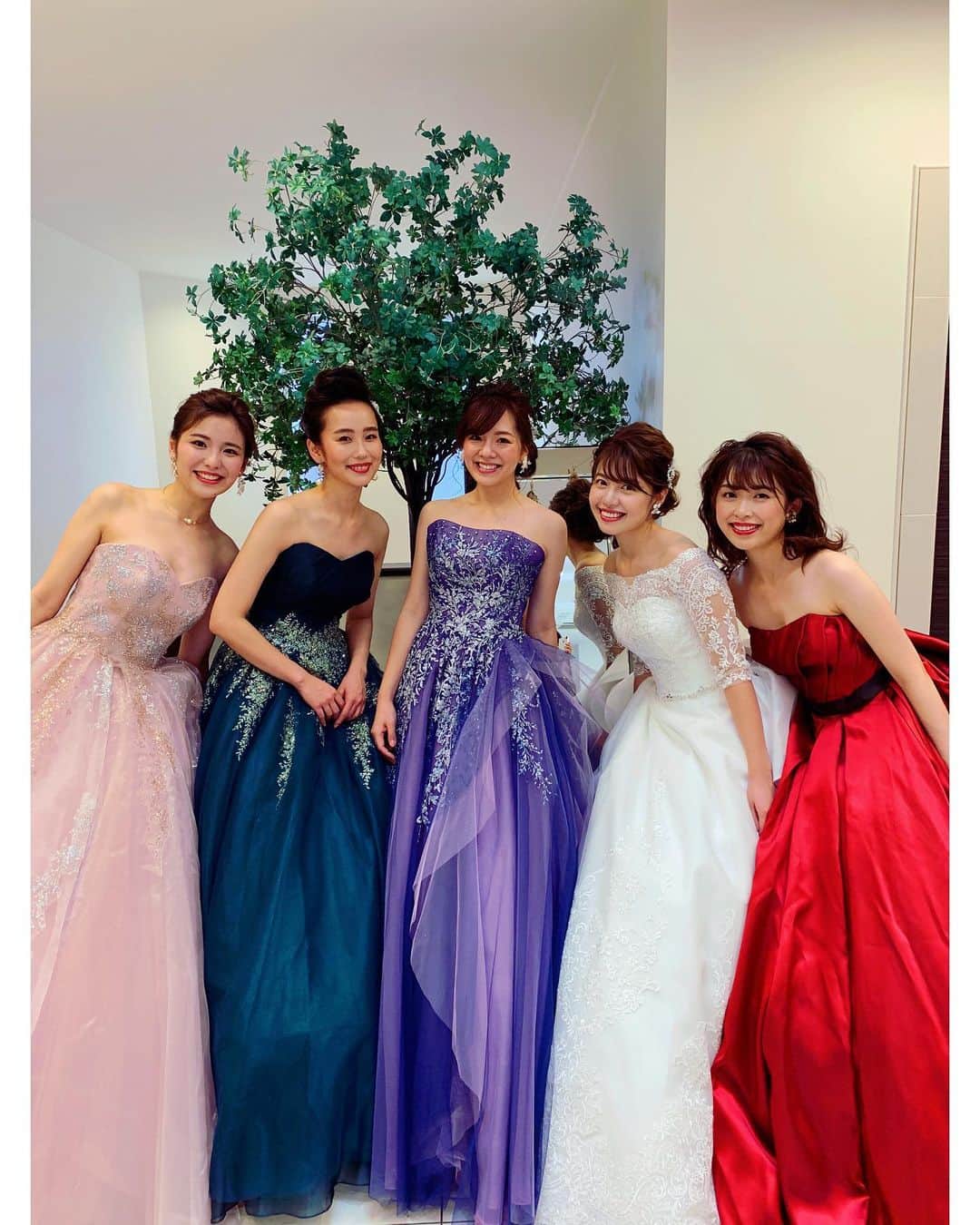 芳賀愛華のインスタグラム：「. donkmodel 集合写真❤️❤️ . . . @artbellange_sapporo_official  #ドレス#カラードレス#札幌結婚式場」