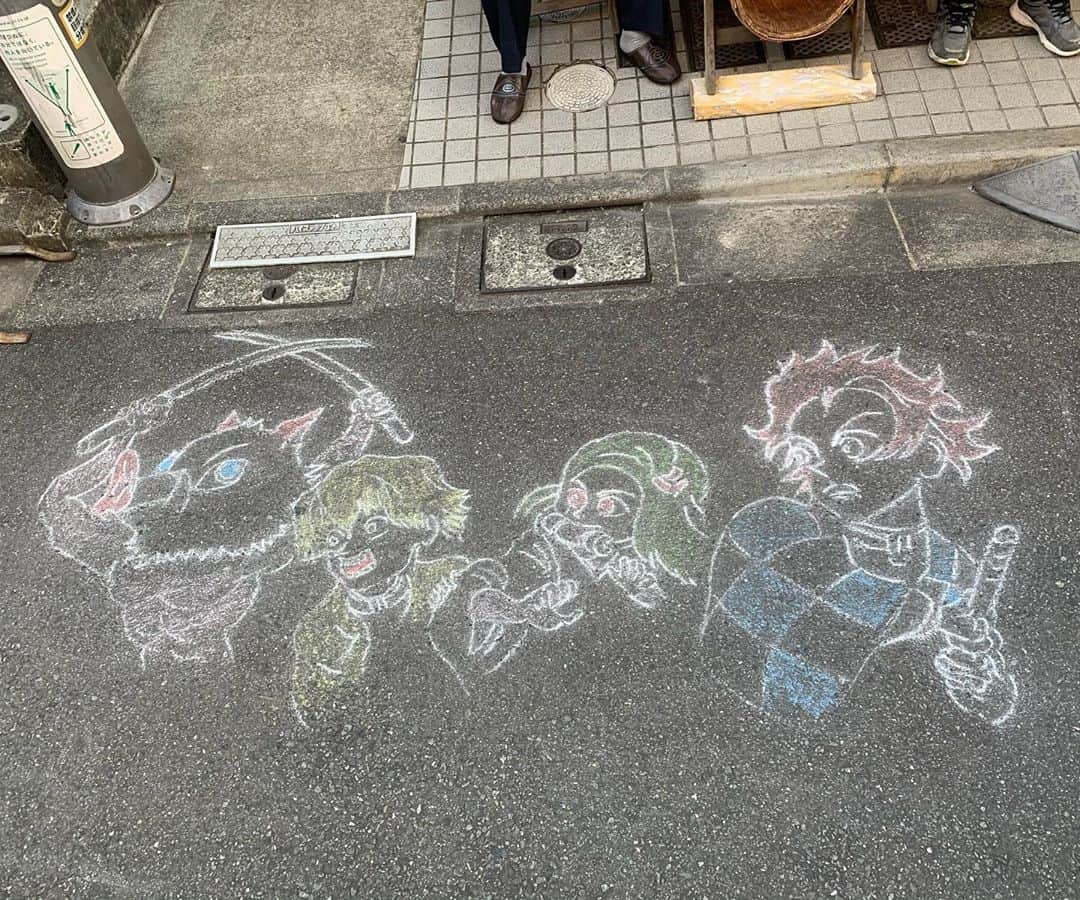 松尾諭のインスタグラム：「酒屋の爺ちゃんがチョークでなんか描いてるなと思ったら… #鬼滅の刃  #代田橋  #町の巨匠」