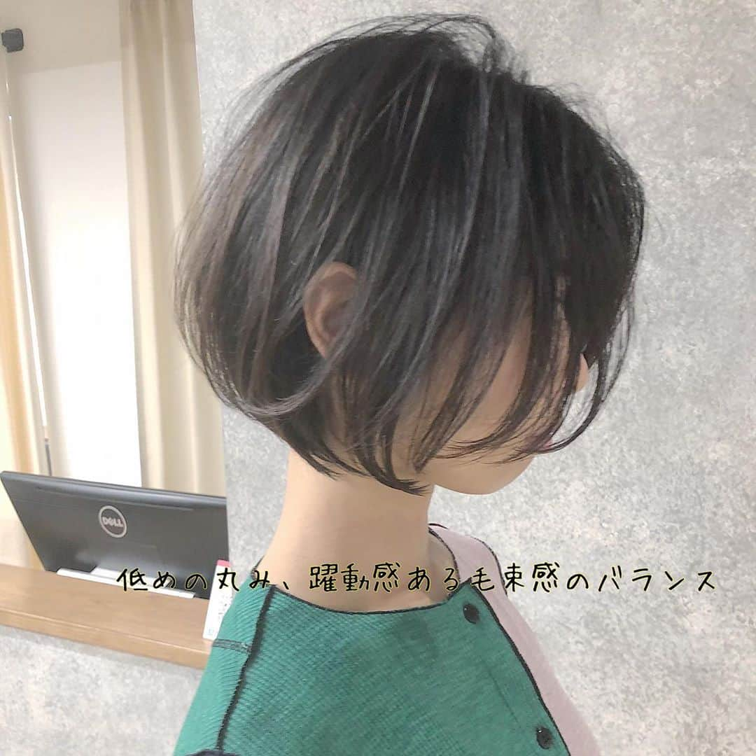 本田重人さんのインスタグラム写真 - (本田重人Instagram)「人気オーダーのボブのヘアカタです！  ボブにしたくてお悩みの方は保存してカウンセリングにお役立て下さい！👉👉  トリートメントでは治らないホワホワした髪、ふくらむ癖、あほ毛なども僕のする縮毛矯正なら驚く程柔らかなさらさらのストレート毛に👉  美容師さんに「縮毛矯正は必要ないですね」と言われる方も是非オススメ。  もちろん一度施術した髪は半永久そのままさらさらです。  また生えてきたらその髪をリタッチ矯正してあげれば👍  カラーとの同時施術ももちろん👍  気になる事はお気軽にDM下さい😊  GRAFF  hair 本田重人  【料金表】 カット¥6600 独自のカット法で写真の様な仕上がりに  カット＋カラー¥14300 透明感抜群のダメージレスカラー  カット＋パーマ（デジも）¥17300 髪質に合わせた選定による柔らかなパーマ  カット＋縮毛矯正¥19800 今までにない仕上がりを実感するナチュラルストレート  カット＋カラー＋縮毛矯正¥27500 同時施術でもダメージを感じさせないフルコース  トリートメント3step¥2200.5step¥4400 カラー、パーマ、縮毛矯正には併用がオススメ  ハイライト¥4400〜 より立体感のあるおしゃれなカラーに 　　　　　  圧倒的な経験値によるナチュラルストレートパーマは一度体感したら病みつきになる程のお手入れのし易さに❗️  銀座でボブにしたい方は是非お任せを❗️  #縮毛矯正ボブ #ストレートボブ #ボブストレート #ボブ縮毛矯正 #ショートストレート #ストレートショート #ショート縮毛矯正 #縮毛矯正ショート #ナチュラルストレート #コスメストレート  #切りっぱなしボブ #ミニボブ #ショートボブ #前下がりショート #前下がりボブ #ワンカールボブ #ばっさりボブ #長めボブ #本田重人  #ショート銀座 #ボブ銀座 #ストレート銀座 #縮毛矯正銀座 #銀座ショートボブ #ボブヘアカタログ  #ボブヘアカタ #ボブストレートパーマ #結べるボブ #ロブ」10月24日 19時45分 - shigeto_honda