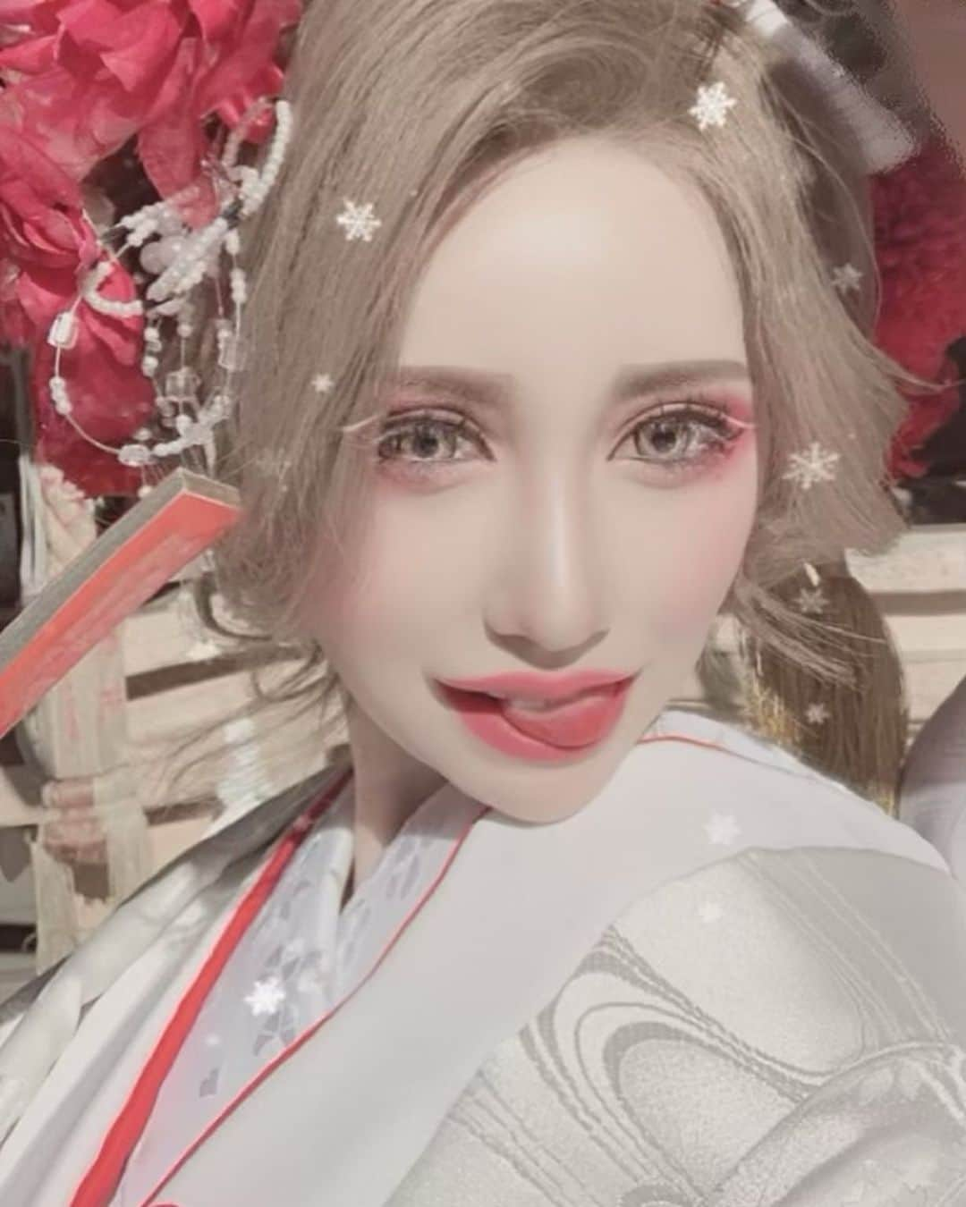 橘司さんのインスタグラム写真 - (橘司Instagram)「プロポーズは ｢結婚しなくても幸せになれるこの時代につーちゃんと結婚したいのです🥺💕｣でした。ゼクシィ⤴︎ みんな本当に愛のあるメッセージ沢山ありがとうございます🙏🏼💕 とっても嬉しかったです😆💖✨ 最近結婚した訳では無いですが思い出したら若返ってきたワ（ ῀ᢦ῀ ） これからは夫婦共々よろしくお願い致します(⋆ᵕᴗᵕ⋆)"♡ﾍﾟｺ #結婚のスペシャリスト2人 #王子様ありがとう #リバウンドしたから #また痩せてね #頼むよ」10月24日 19時45分 - tachibana_tsukasa820