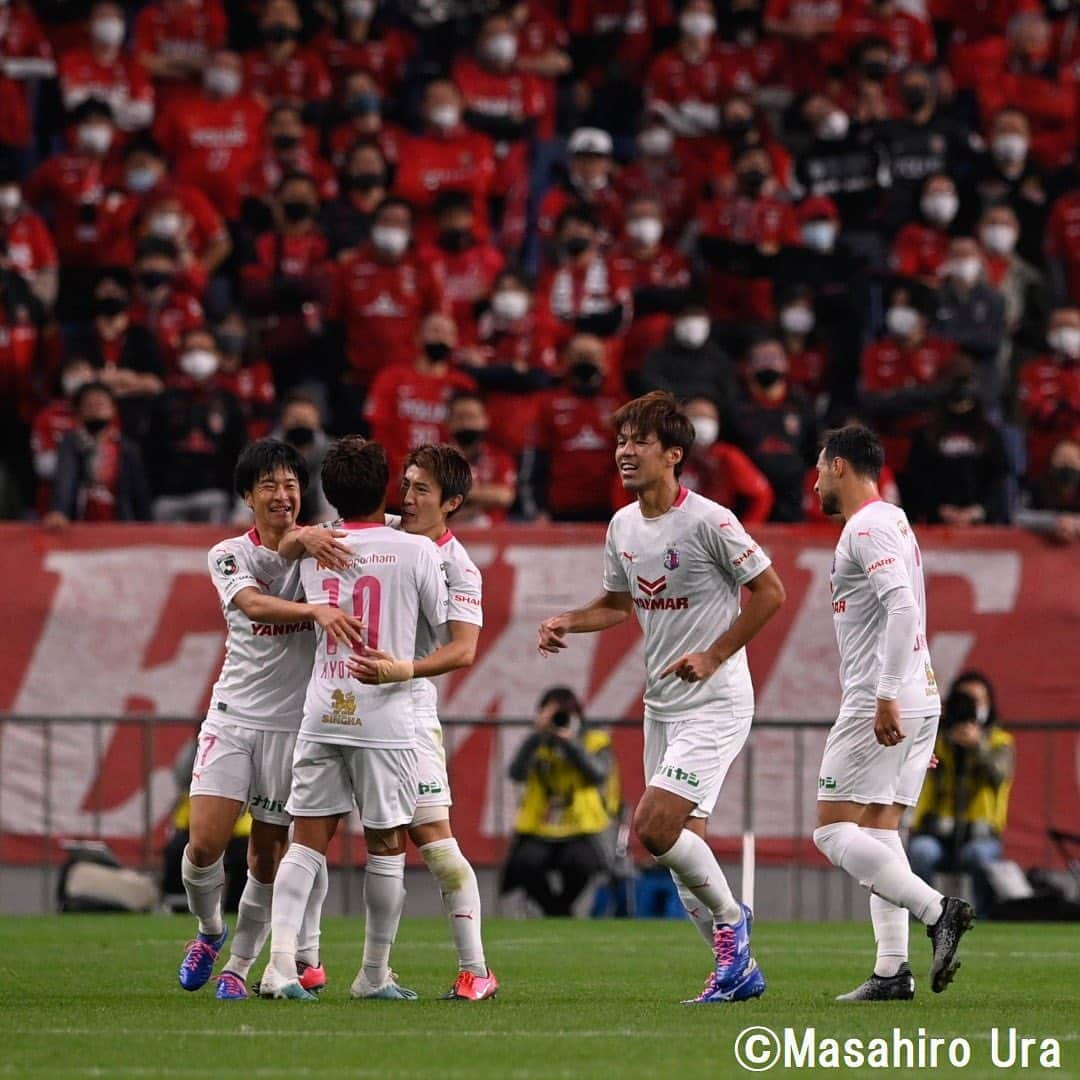 Goal Japanさんのインスタグラム写真 - (Goal JapanInstagram)「. ＼ ♦️ #浦和レッズ、連勝！♦️ ／ C大阪に先制点を許すも、ホームの声援を背に逆転勝利！ (Photo: Masahiro Ura) . 🇯🇵#明治安田生命J1リーグ 第24節 🆚浦和レッズ 3-1 セレッソ大阪 ⚽#豊川雄太 (28分)、#興梠慎三 (34分)、#山中亮輔 (44分)、#マルティノス (71分) . #soccer #football #jleague #J1 #urawareds #urawa #goaljleague #サッカー #フットボール #Jリーグ #明治安田生命Jリーグ #⚽」10月24日 19時46分 - goaljapan