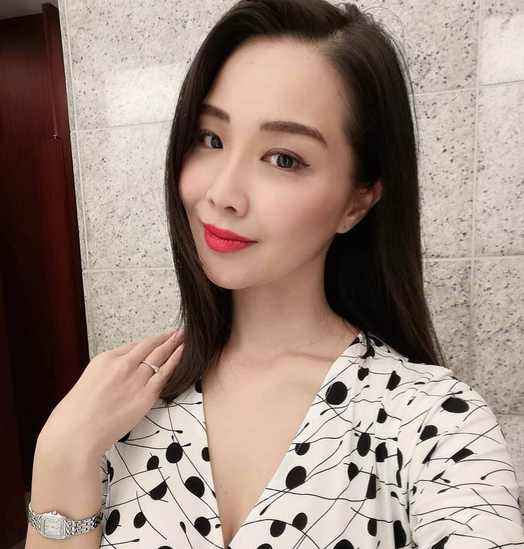 Miyu Toyonagaのインスタグラム：「🍂☁️ fall has officially started and loving my new eyebrows.   オリビューアイブロー4D、オリビューライン"を銀座オリジナルビューティークリニック　 @mika_artmake_oribrow さんに施術して頂きました😌  これ、【すっぴん眉】なんです。  １年前ぶりにアートメーク。朝が本当に楽で時短になります。  黄金比をもとに、イメージ画の眉の形に寄せ、自身に最高に似合う様にデザインしてもらいました。  眉って【印象の決め手】となるとても重要なパーツだから  信頼おけるクリニックでやってもらいたいと思ってたので結果として大満足💕  施術中もとても丁寧で柔らかい雰囲気のみかさんにで癒されました🙏  @dr.sato_reiji @original_beauty_clinic_ginza @originalbeautyclinic_nstaff  #オリジナルビューティークリニック #microblading#アートメーク」