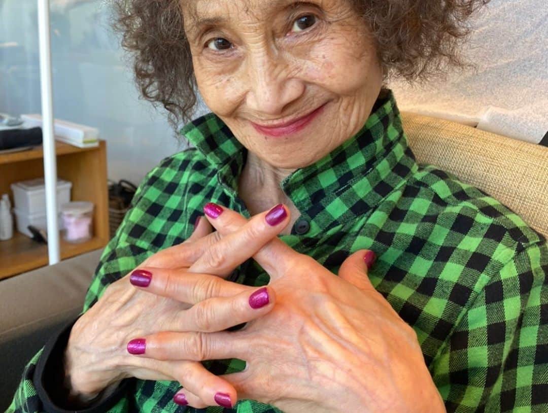 YUKI TAKESHIMAさんのインスタグラム写真 - (YUKI TAKESHIMAInstagram)「ukaでママは秋ネイル💅をキホちゃんと相談しながらパープルとグリッター強めのピンクをchoice🌈 私は、ペディキュア🦶のケアに気になるukaパステルカラーkhaki&grayにしてみた✨🌟  3年かけて発売されたハンドクリームは、先に同じ香りのオイルを指先に仕込ませてから塗ると効果倍増なんだって‼️ 更にパックしたら手がキラキラ🌟✨🌈 @instauka  @kiho  @eimmy_emiko  #80代からのおしゃれ #女はいつくになっても女子  #80歳からのネイル  #ukahappynail」10月24日 19時47分 - yukimake