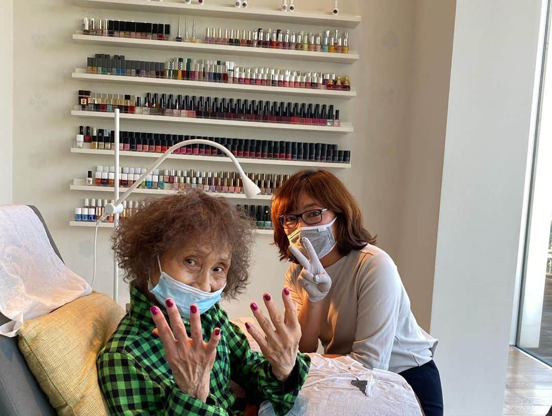YUKI TAKESHIMAさんのインスタグラム写真 - (YUKI TAKESHIMAInstagram)「ukaでママは秋ネイル💅をキホちゃんと相談しながらパープルとグリッター強めのピンクをchoice🌈 私は、ペディキュア🦶のケアに気になるukaパステルカラーkhaki&grayにしてみた✨🌟  3年かけて発売されたハンドクリームは、先に同じ香りのオイルを指先に仕込ませてから塗ると効果倍増なんだって‼️ 更にパックしたら手がキラキラ🌟✨🌈 @instauka  @kiho  @eimmy_emiko  #80代からのおしゃれ #女はいつくになっても女子  #80歳からのネイル  #ukahappynail」10月24日 19時47分 - yukimake