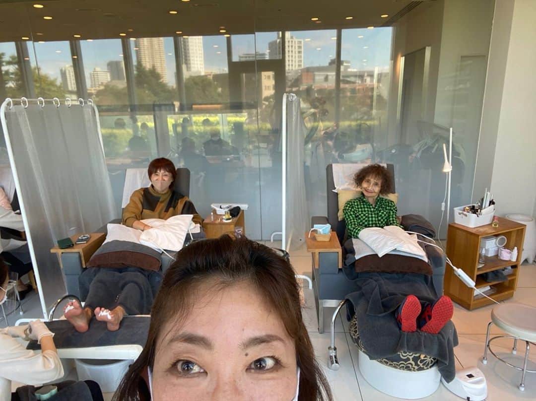 のインスタグラム：「ukaでママは秋ネイル💅をキホちゃんと相談しながらパープルとグリッター強めのピンクをchoice🌈 私は、ペディキュア🦶のケアに気になるukaパステルカラーkhaki&grayにしてみた✨🌟  3年かけて発売されたハンドクリームは、先に同じ香りのオイルを指先に仕込ませてから塗ると効果倍増なんだって‼️ 更にパックしたら手がキラキラ🌟✨🌈 @instauka  @kiho  @eimmy_emiko  #80代からのおしゃれ #女はいつくになっても女子  #80歳からのネイル  #ukahappynail」