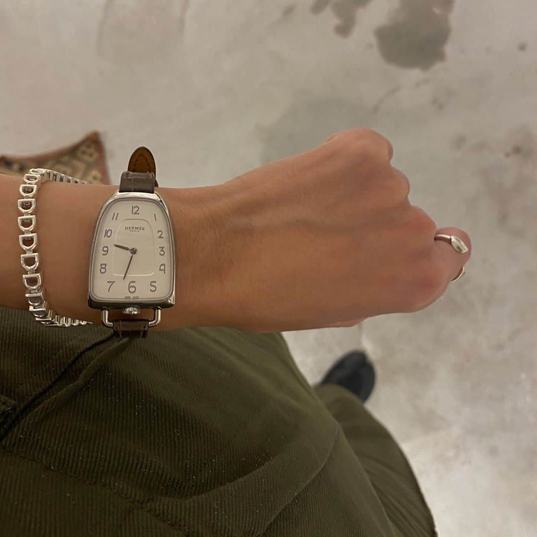 水野里砂のインスタグラム：「うん、いいコンビになりそう🤔 @dlaw_jewelry   まだちょっと修正中🤏」