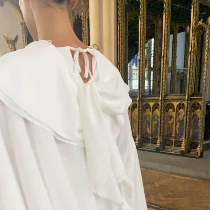 シャロン ワコブのインスタグラム：「White silk spiral dress. #alittlelight #sharonwauchob #white #madeinengland」