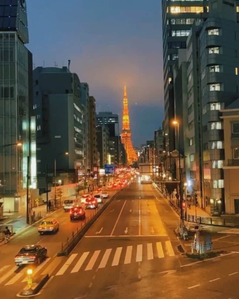 小林ようのインスタグラム：「#TokyoAtNight #🗼 . #tokyo #nighttime #tokyotower #crossroads #october #도쿄 #東京 #小林寫眞室」