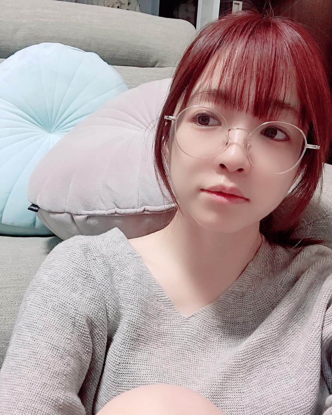 諏訪彩花のインスタグラム：「#あいみょん 聴いてるときはだいたい、こんなかんじ。です。。。 #猫　は名曲だなー。そろそろご飯炊かなきゃ。ギターも弾かなきゃ。」