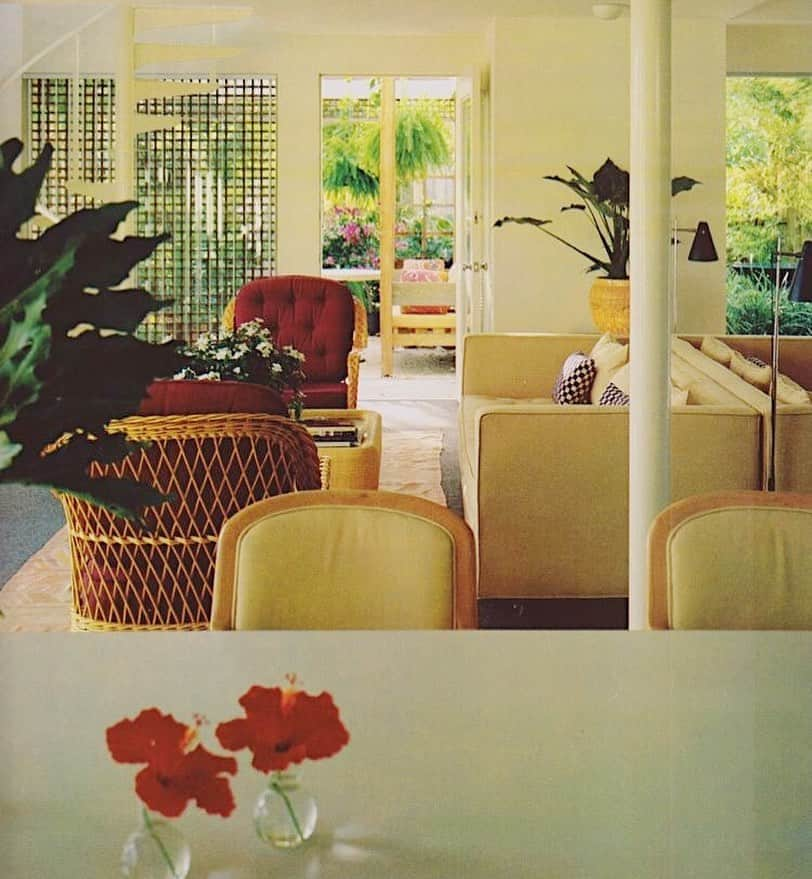 Meganさんのインスタグラム写真 - (MeganInstagram)「House & Garden’s Best in Decoration, 1987 〰 with hibiscus on the table ❤️ . . . . #interiordesign #80sinterior #hibiscus #hibiscusflower #houseandgarden」10月24日 19時50分 - zanzan_domus