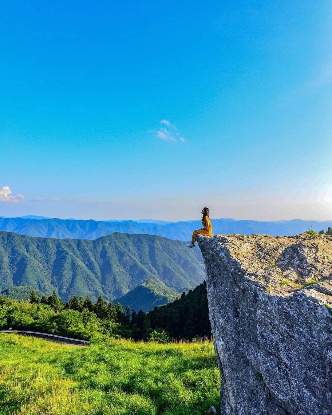 旅行メディア・じゃらん〈公式〉さんのインスタグラム写真 - (旅行メディア・じゃらん〈公式〉Instagram)「#生石高原 標高８７０ｍの生石高原は、３６０度の眺望と四季おりおりの草花に彩られ、特に秋のススキが有名です。 ３月中旬には山焼き、４月２９日には山開きが行われます。 また和歌山県立自然公園に指定されています。 . . ━━━━━━━━━━━━━━━ 📍 和歌山県「生石高原」 📷 photo by @hige_photo1206 ━━━━━━━━━━━━━━━ 📎 【 #じゃらんおすすめ_関西 】 おでかけの参考に、ピックアップしたお写真をエリア別でまとめました！ ━━━━━━━━━━━━━━━ . . #jalan_travel　をつけていただいた中からpick upしました🔍 素敵なお写真をありがとうございました😍 . . ☑ 新型コロナウイルス感染症拡大防止の観点から、各自治体により自粛要請等が行われている可能性があります。お出かけの際は、お住まいやお出かけされる都道府県の要請をご確認の上、感染拡大の防止に充分ご配慮いただくようお願いいたします。また、日々状況が変化しておりますので、事前に各施設の最新情報をご確認下さい。 ☑ #jalan_travel をつけて、ぜひ今までの旅行先の思い出写真を投稿してください。このアカウントでご紹介させていただきます。(じゃらんニュースでも紹介される可能性があります） . . . . . . #和歌山 #関西 #高原 #絶景 #じゃらん #観光 #観光地 #観光スポット #旅行 #旅行好きな人と繋がりたい #旅行好き #写真好きな人と繋がりたい #ファインダー越しの私の世界 #Japan #travel #travellers #trip #jalan #japantravelphoto #japantrip #japantravel #jalan_blue」10月24日 20時00分 - jalan_net