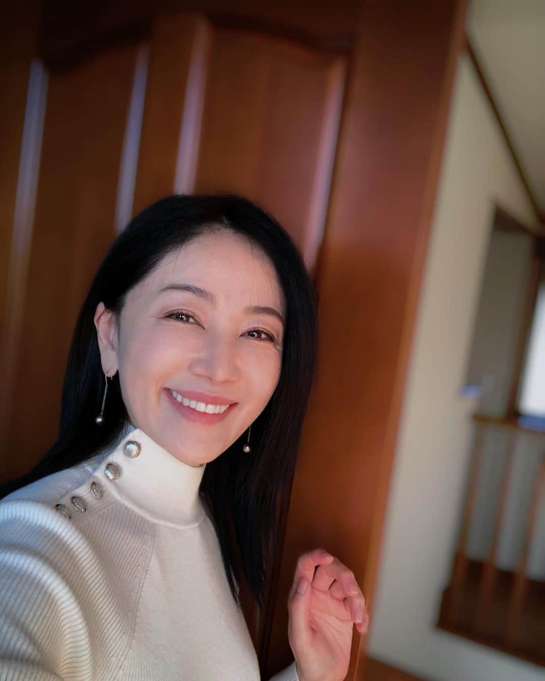 坂村かおるさんのインスタグラム写真 - (坂村かおるInstagram)「天気の良い週末☀️ ・ お母さんが退院してきた‥ ・ 当たり前の日常に感謝して‥ 励ましてくれた人達に感謝して‥ ・ 黄金色に染まった稲穂がなぜか、とても眩しくって‥ 涙が落ちた‥ ・ 「ありがとう、元気でいてくれて‥」 ・ ・  ﻿ いつも「いいね！」を頂きありがとうございます。﻿ 皆さんのコメントに元気を貰っています😊😊😊﻿ ﻿ ﻿ #クィーンオブ美魔女﻿ #team美魔女﻿ #美ST﻿ #坂村かおる﻿ #トータルビューティーアドバイザー﻿ #美しく老いる﻿ #バランス﻿ #美容﻿ #コスメ﻿ #ファッション﻿ #今日のコーデ﻿ #トータルバランス﻿ #お洒落な人と繋がりたい﻿ #コスメ好きな人と繋がりたい﻿ #美意識高い人と繋がりたい﻿ #美魔女﻿ #美魔女が変わる﻿ #アップデートしてる人と繋がりたい﻿ #映像のまちあしかが﻿ #素通り禁止あしかが﻿ #アラフィ﻿ #笑顔﻿ #５０代から綺麗になれる﻿ #美人の国あしかが﻿ #ビーハンドレット﻿ #美100﻿ #実るほど頭を垂れる稲穂かな﻿ ﻿ ﻿ ﻿ ﻿ ﻿ ﻿ ﻿ ﻿ ﻿ ﻿ ﻿ ﻿ ﻿ ﻿ ﻿ ﻿ ﻿ ﻿ ﻿ ﻿ ﻿ ﻿ ﻿ ﻿ ﻿ ﻿ ﻿ ﻿ ﻿」10月24日 19時54分 - kaoru.sakamura