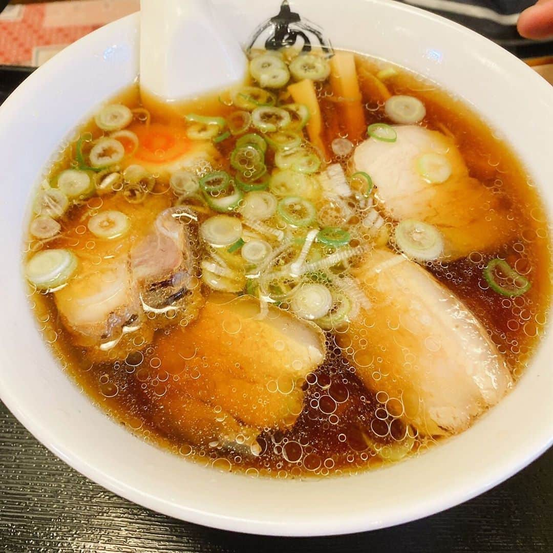 神奈月のインスタグラム：「夏に行けなかった墓参り、 小雨降る中で冷えた時はラーメン🍜 実家近くの瑞浪の『あきん亭』さんへ！ チャーシュー少なめで味玉をトッピング😋  #神奈月 #瑞浪 #あきん亭 #らーめん #厚切りチャーシュー #醤油ラーメン #らーめん通販 #味たま #ねぎ #メンマ #ナルト」