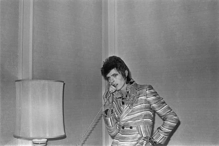 Meganさんのインスタグラム写真 - (MeganInstagram)「Bowie phone home 〰 photo Mick Rock, 1973 ⚡️ . . . . #davidbowie #mickrock #phone #telephone」10月24日 19時56分 - zanzan_domus