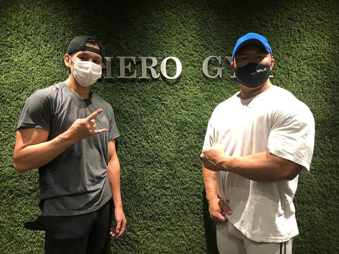 宮上元克のインスタグラム：「ずっと行きたかったHERO GYM @hero_gym_official でIFBBプロボディビルダーの児玉晋さん @ifbbpro_shin_kodama にパーソナルトレーニングしていただきました！ 晋さんCGかと思う位デカくてビビリましたがとても丁寧な指導で優しかったです^ ^ ありがとうございました♪」