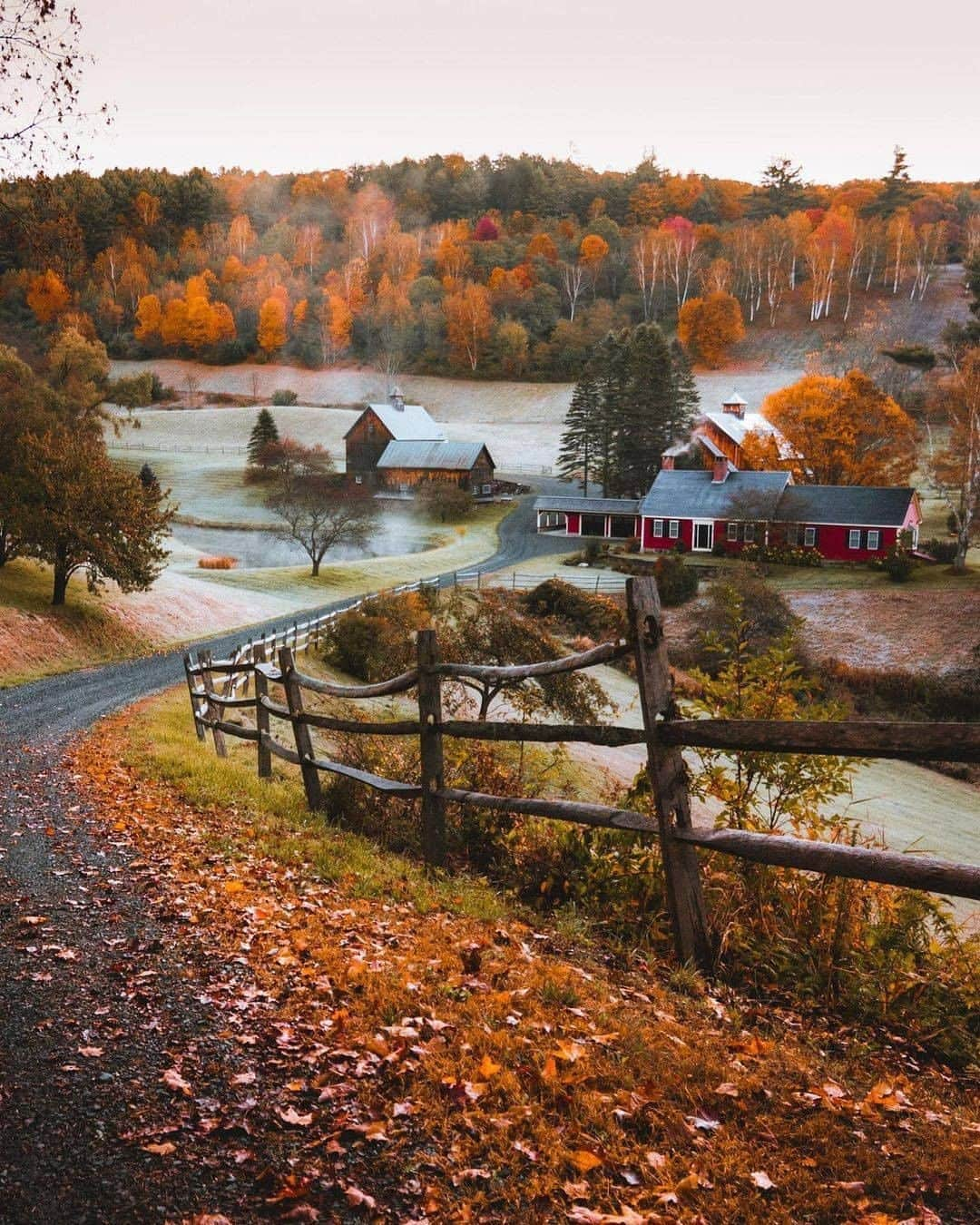 Discover Earthさんのインスタグラム写真 - (Discover EarthInstagram)「Autumn vibes 🍂 "Vermont vibes always on point 🍁👌🏼This photo was taken during the good old days before the fence was removed. Not sure why it was, as it was one of my favorite things about this place. Always appreciate great things when they’re around 😌 hopefully this place itself will be around for years to come" 🇺🇸 #discoverVermont with @ryanresatka  #autumn #vermont #fence」10月24日 20時00分 - discoverearth