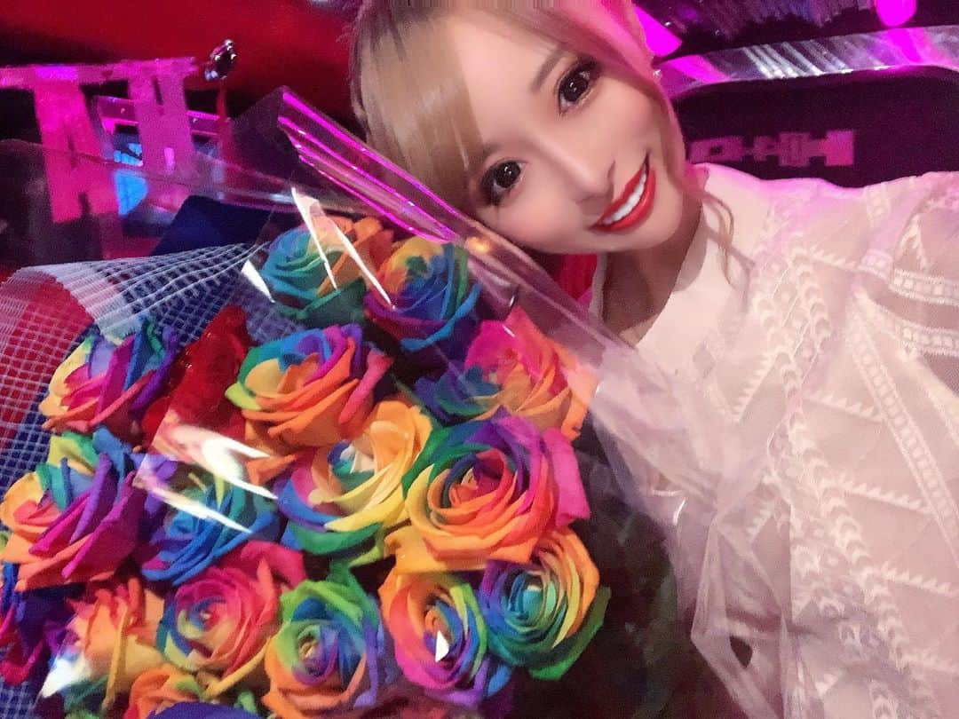 黒宮ちはやさんのインスタグラム写真 - (黒宮ちはやInstagram)「初めてもらったレインボーローズ🌈🌹 かわいいー❤💛💚💙💜 #黒宮ちはや #レインボーローズ」10月24日 20時03分 - chihaya_kuromiya