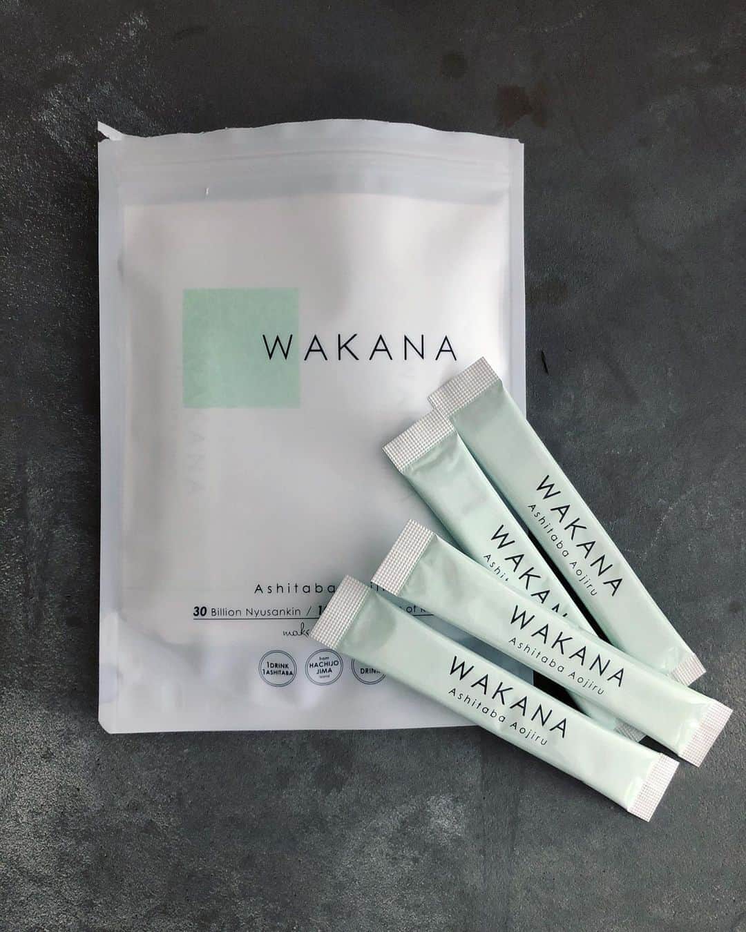 真藤舞衣子さんのインスタグラム写真 - (真藤舞衣子Instagram)「@wakana_info さんのあしたば青汁をいただいて飲んでみたら、さわやかなフルーティーさとトロミ感が飲みやすくて美味しかったです。 私は甘酒と割って飲んでます。  #wakanaのある生活 #wakana_life #wakana_pr  #wakana  #届いたときのパッケージがかわいい」10月24日 20時03分 - maikodeluxe