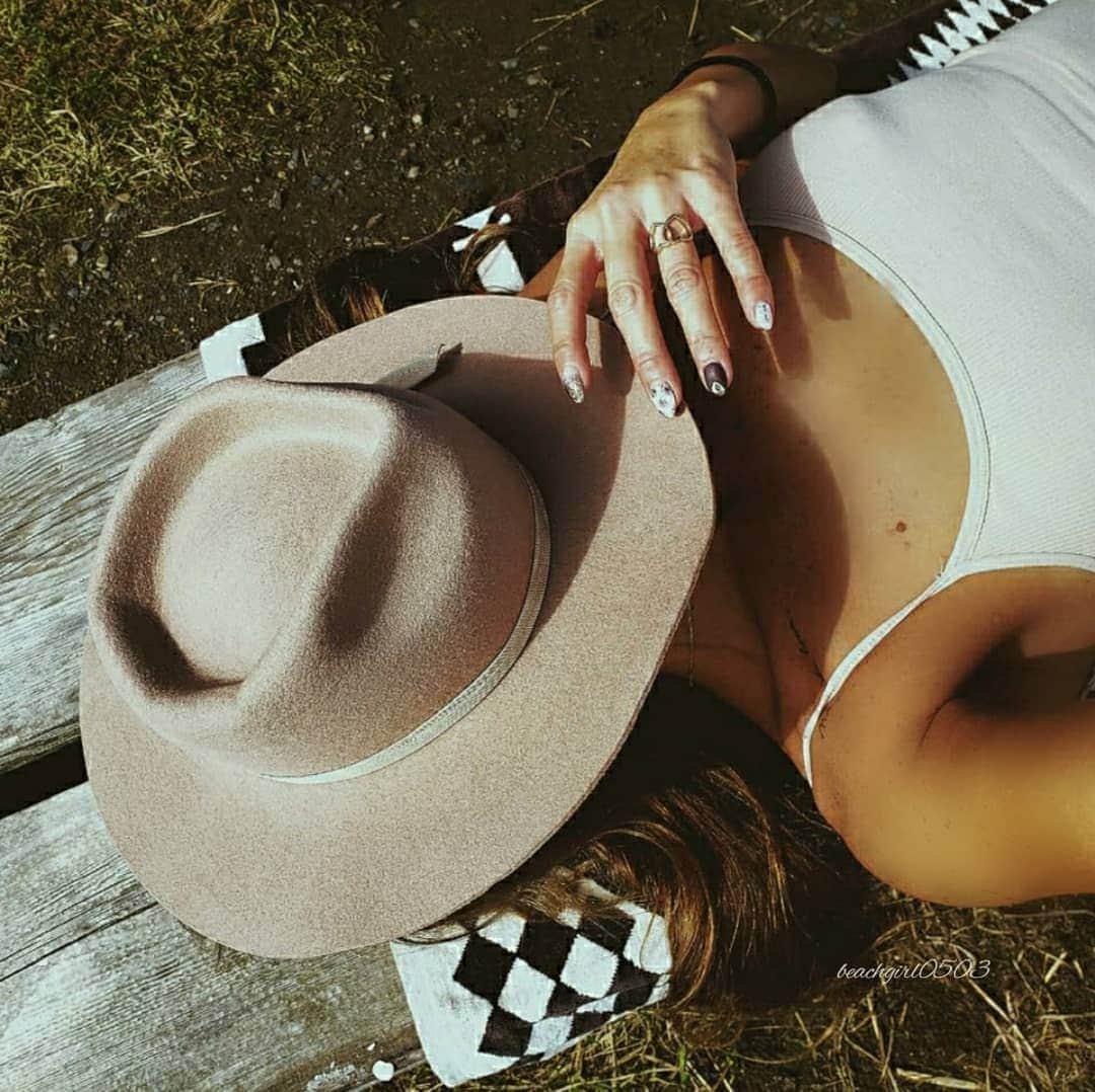𝑵𝒐𝒓𝒊のインスタグラム：「. . . 𝐇𝐀𝐏𝐏𝐘 𝐃𝐀𝐘...♡ 𝚂𝚊𝚝, 𝙾𝚌𝚝𝚘𝚋𝚎𝚛 𝟸𝟺, 𝟸𝟶𝟸𝟶 . . . . . #sea #beach #surf #beachlife #chill  #autumnfashion #autmn #fallfashion  #hat #chillout #surfgirl #pendleton #休日 #海 #サーフ #日焼け #日向ぼっこ #ぽかぽか #最高 #癒し #のんびり #幸せ #晴れ #海好き #海のある生活 #ファッション #秋 #ハット #シンプルコーデ #秋ネイル」