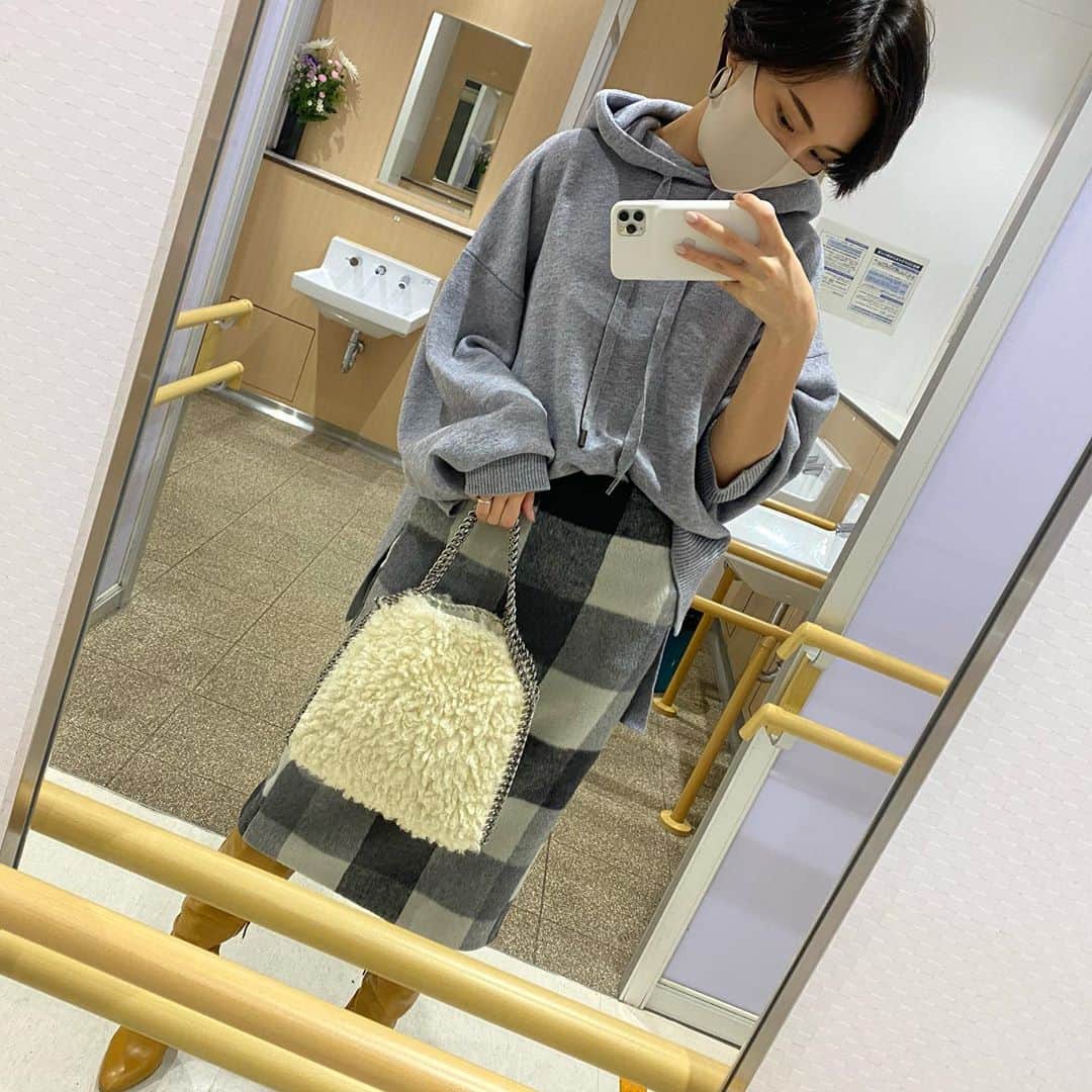 木村安梨沙のインスタグラム：「一目惚れbag😥❤️ このフェイクファーに一目惚れ🥺💕💕」
