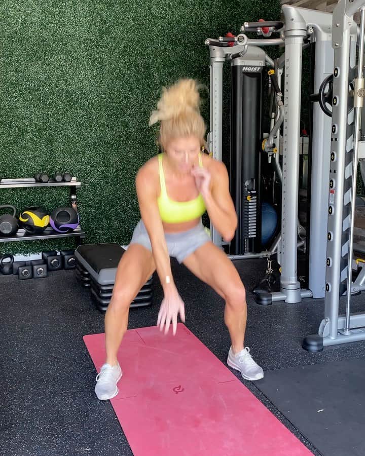 トリー・ウィルソンのインスタグラム：「. Saturday morning HIIT cardio sesh!  . Nothing but your own bodyweight and a small space. . Crank up your favorite dance music & go hard for 30 seconds each exercise & each side.  Repeat 3-6 x’s and be done in no time. . . Trust me even 3x’s thru this is a beast if you give it all ya got.  . Minimal rest between ea exercise. 1-3 minutes rest between each circuit. . Do it & be proud of yourself. . 1.) Floor Taps - 30 seconds . 2.) Fake Jumprope - 30 sec . 3.) Burpees - 30 sec . 4.) Mtn Climbers - 30 sec . 5.) Side To Side - 30 sec . 6.) Lateral Lunge Pop Up -30 sec ea side . 7.) Alternating Jump Lunge - 30 sec ea side .」