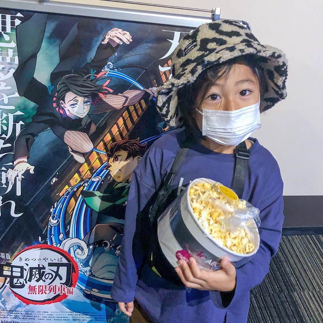 かなのインスタグラム：「． りきとと映画デートしてきたよ🍿💕 杏奈は鬼滅のキャラクターは好きなんだけど戦ったりするのが怖くてアニメ観れないから2人で🥺 ． 映画の感想はあんまり言えないけど もしももう1人男の子が生まれたら杏寿郎と名付けたくなるくらいかっこよかった😭❤️🔥 ． ガチャガチャという名のトラップに毎回釣られちゃうおりきちゃんとの2人デートはまぁまぁ疲れます😇笑 ． ． #映画#デート#鬼滅の刃#無限列車編#息子#映画館#ポップコーン」