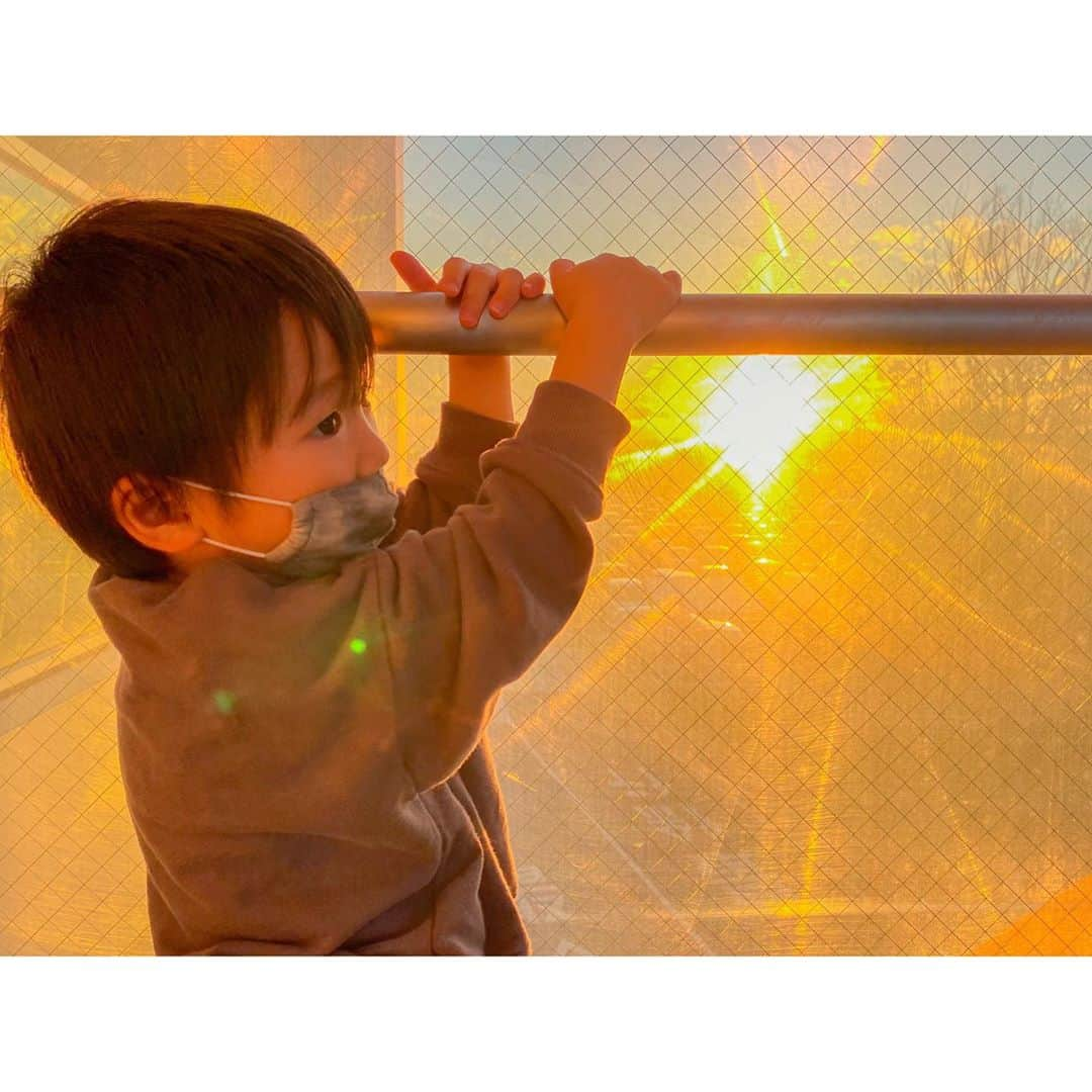 Ai.tさんのインスタグラム写真 - (Ai.tInstagram)「. 夕陽が綺麗だった〜😌❤️ . . 最近いろんなところに鬼滅の刃のグッズがあり、 渚のお友達も好きみたいで、 渚も見たいというのだけど、 私も漫画全巻読ませてもらったから すごくいい話なのはわかるの… でも私、そんだその日、自分が鬼になる悪夢を見たの😂😂😂（影響されやすい人） . . だからまだ子どもたちには見せてない我が家です😂 . . 2020.10.24 #iPhone #夕陽」10月24日 20時21分 - ngs.rky.kuy