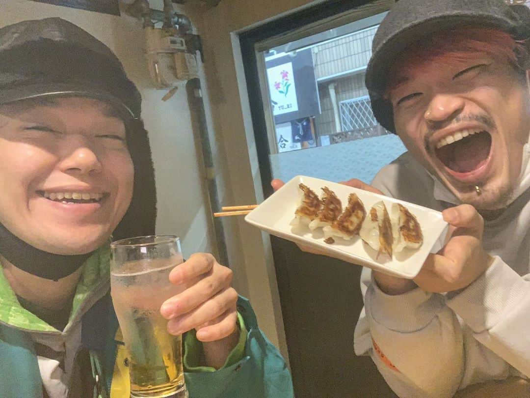 相馬トランジスタのインスタグラム：「大阪のスナックで呑み  #2杯でKO #ずっと知らない曲流れてる #打ち上げ #へきほーはまだ呑みたそう」
