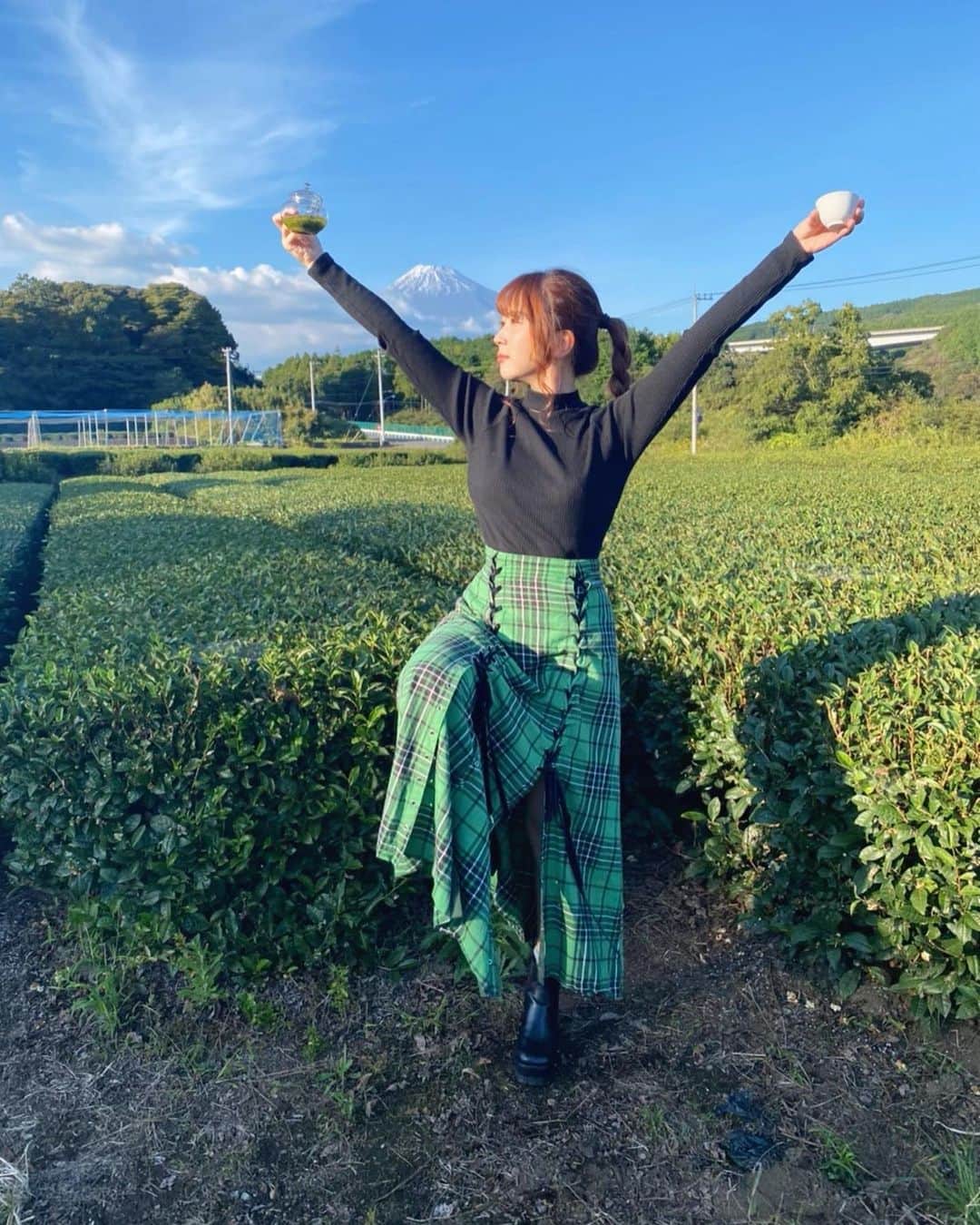 のインスタグラム：「茶畑で飲むその地のお茶は 本当に美味しくて 富士山も美しかったけど なにより茶畑でごろごろした事が極上の癒しでした🤤🍵  #雨女なのにこのお天気は奇跡 #静岡　#富士山 #茶の間　#まるも茶園 #外で飲むあったかいお茶いいよね🍵」