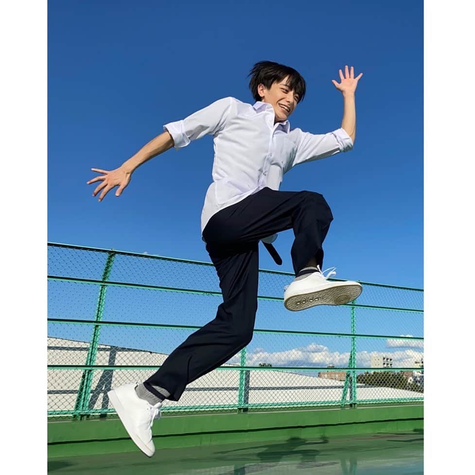 小西詠斗のインスタグラム：「・ ドラマ#どんぶり委員長 いよいよ今夜24時スタートです！ 第1話、是非見てね〜😊 何故か空飛んでます🦉 大ジャンプ #bsテレビ東京」