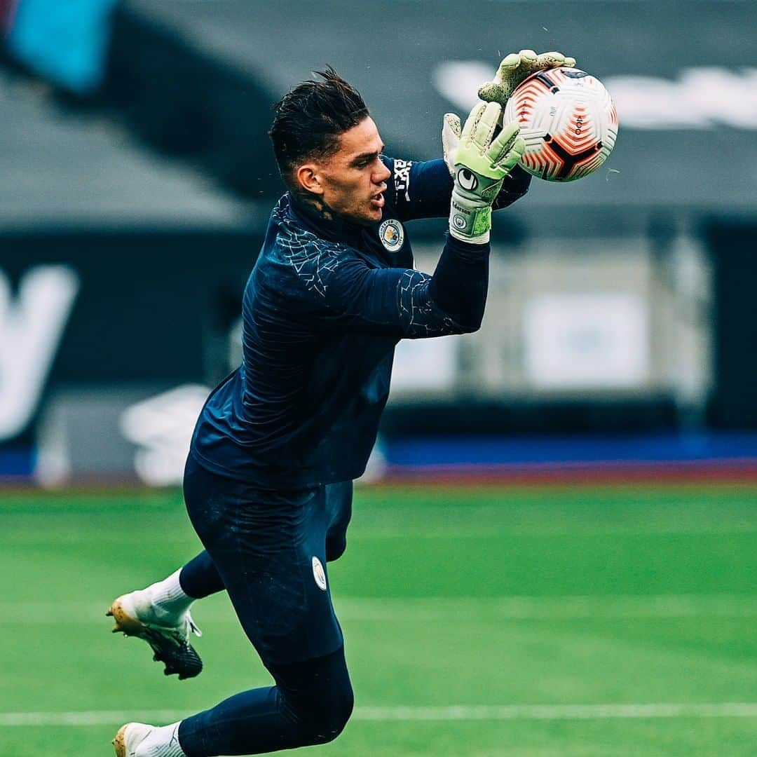 マンチェスター・シティFCさんのインスタグラム写真 - (マンチェスター・シティFCInstagram)「Appearance number 1️⃣5️⃣0️⃣ for @ederson93 today! 🙌 #mancity」10月24日 20時24分 - mancity