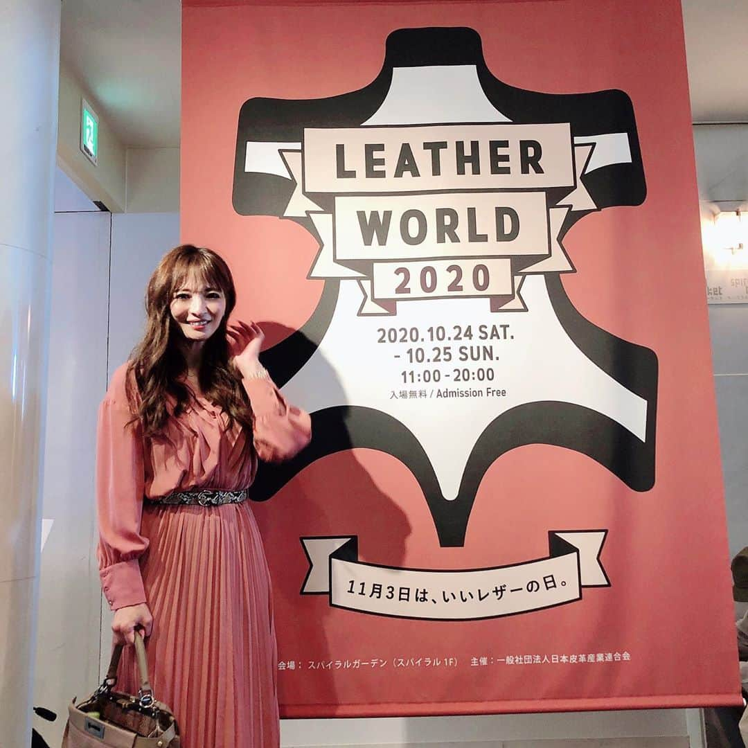 AriizumiEmaさんのインスタグラム写真 - (AriizumiEmaInstagram)「LEATHER WORLD 2020に、 晴奈ちゃん💕　@haruna.kokubun  と伺いました。 青山のスパイラルガーデンで、入場無料で明日まで開催中なのですが、革の素材の展示を間近で見ることができ、革の質感や色味や、素敵なバッグなど、レザーの魅力に触れられました✨ 特に写真のブルーのバッグが、すご好みでした✨ 予約制のワークショップも、開催していました。 クイズに答えるとノベルティに、今年ならではのマスクに付けるストラップもありました❣️ ・ LEATHER WORLD 2020  ★開催日時 2020年10⽉24⽇(土) 11:00-20:00 2020年10⽉25⽇(⽇) 11:00-20:00  ★場所 青山スパイラル 1F スパイラルガーデン 〒107-0062 東京都港区南青山5-6-23  #japanleather #leatherworld2020 #日本の革 #革製品 #いいレザーの日」10月24日 20時25分 - ema_ariizumi