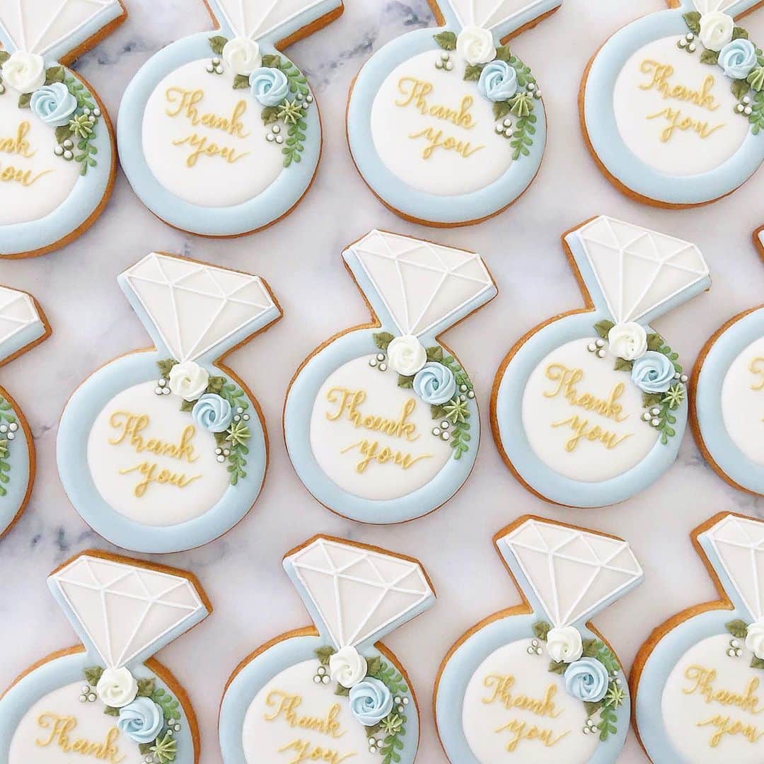 melodyのインスタグラム：「ウェディングのプチギフトをお作りさせていただきました💍✨﻿ ﻿ ご結婚おめでとうございます✨﻿この度はありがとうございました✨ ﻿ ＊＊＊﻿ ﻿ #天然色素#国産#アイシングクッキー#アトリエエム#ウェディング#wedding#結婚ギフト#花##design#flower#日本#糖霜餅乾#曲奇#flowers#design﻿ #pic#cookies#sugarcookies#decoration#icingcookies﻿ #japan#Instagram#instagramjapan#IgersJP#cupcakeproject﻿ #ファインダー越しの私の世界#スイーツ#sweets#instasweet#locari」