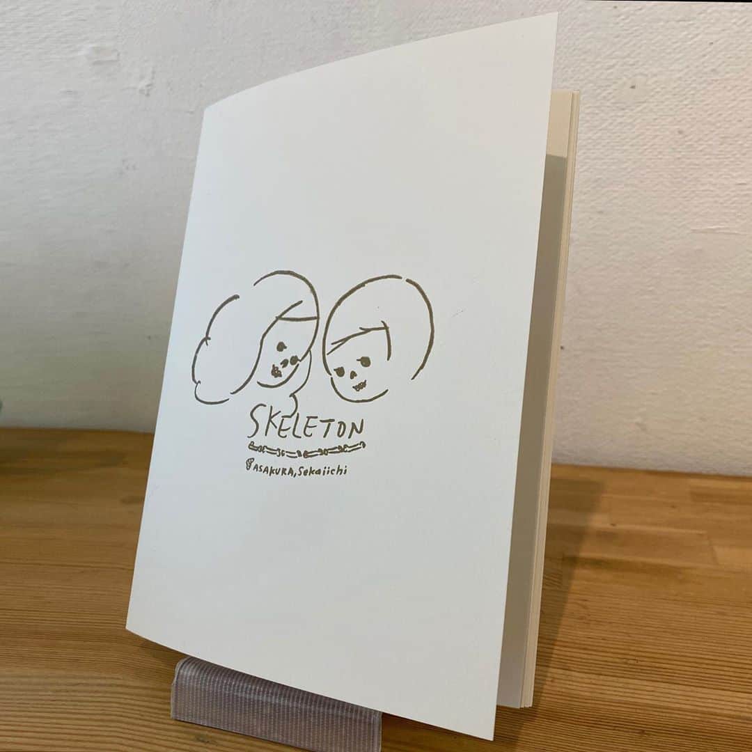 朝倉世界一のインスタグラム：「展示作品を収録したzineもあります。画像ではわかりにくいですが表紙は金色の活版印刷で中はリソグラフ印刷です。サインもいれました🦴 #京都スケルトン」