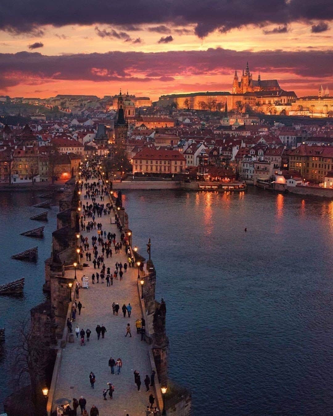 9GAGさんのインスタグラム写真 - (9GAGInstagram)「Beautiful city and its beautifully cheap beers 🍺 Follow @voyaged to learn more about the 🌍 - 📷 @momentsofgregory - #9gag #voyaged #travel #prague #czechrepublic」10月24日 20時30分 - 9gag