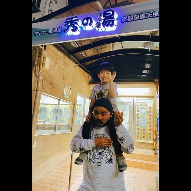 マントル一平さんのインスタグラム写真 - (マントル一平Instagram)「#ハンドサインはゆー　with 甥っ子　　 彼は5歳にしてサウナを楽しみます。」10月24日 20時33分 - mippei_