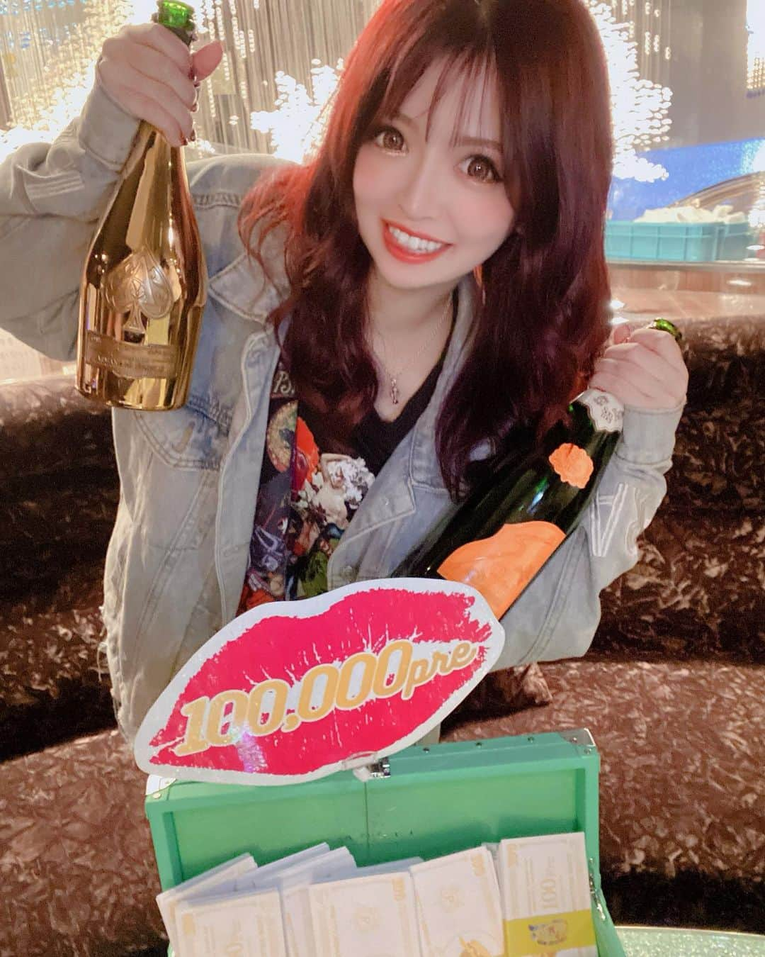 まりかのインスタグラム：「周年来てくださった方ありがとうございました☺️💞﻿ ﻿ 無事にBINGO揃った🥺✨﻿ ﻿ いつもありがとう🥺✨﻿ ﻿ ﻿ ﻿ #名古屋 #栄 #錦 #錦三 #キャバクラ #キャバ嬢 ﻿ #PrettyWOMAN #プリティウーマン #シャンパン ﻿ #シャンパンガール #ショータイム #ショーガール ﻿ #ダンス #ダンサー #歌舞伎町 #ミナミ #中洲 #すすきの ﻿ #北新地 #六本木 #ヘアセット #周年 #リニューアル ﻿ #アルマンド #アルマンドゴールド #ソウメイ #ソウメイオレンジ﻿ #チップ #BINGO﻿ #前髪事故 ﻿ ﻿ ﻿」