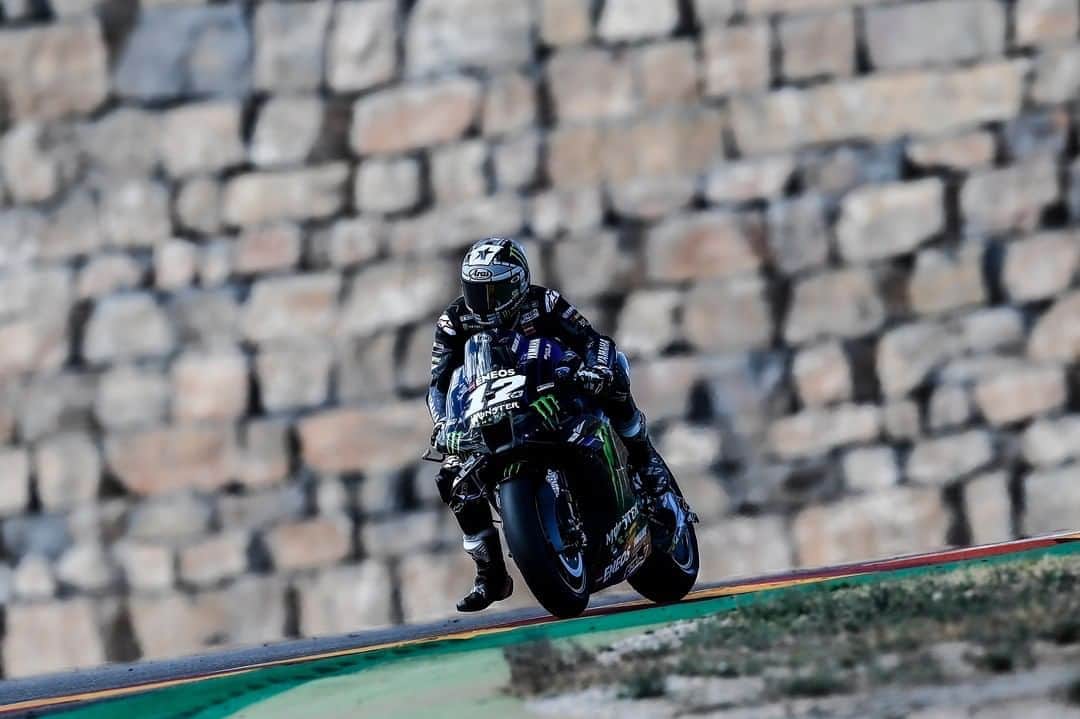YamahaMotoGPさんのインスタグラム写真 - (YamahaMotoGPInstagram)「The top 10 was covered by less than 0.4s in this morning's FP3 👀 That certainly spices things up for this afternoon's qualifying 🌶️  #MonsterYamaha  #MotoGP  #AlcanizGP」10月24日 20時45分 - yamahamotogp