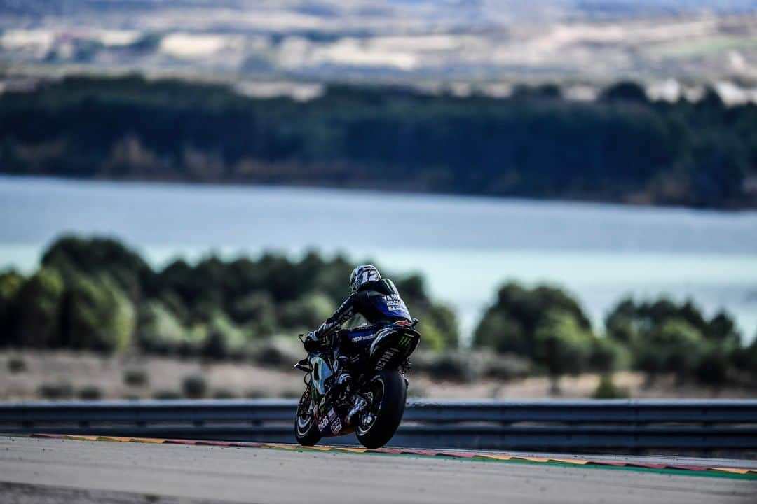 YamahaMotoGPさんのインスタグラム写真 - (YamahaMotoGPInstagram)「The top 10 was covered by less than 0.4s in this morning's FP3 👀 That certainly spices things up for this afternoon's qualifying 🌶️  #MonsterYamaha  #MotoGP  #AlcanizGP」10月24日 20時45分 - yamahamotogp