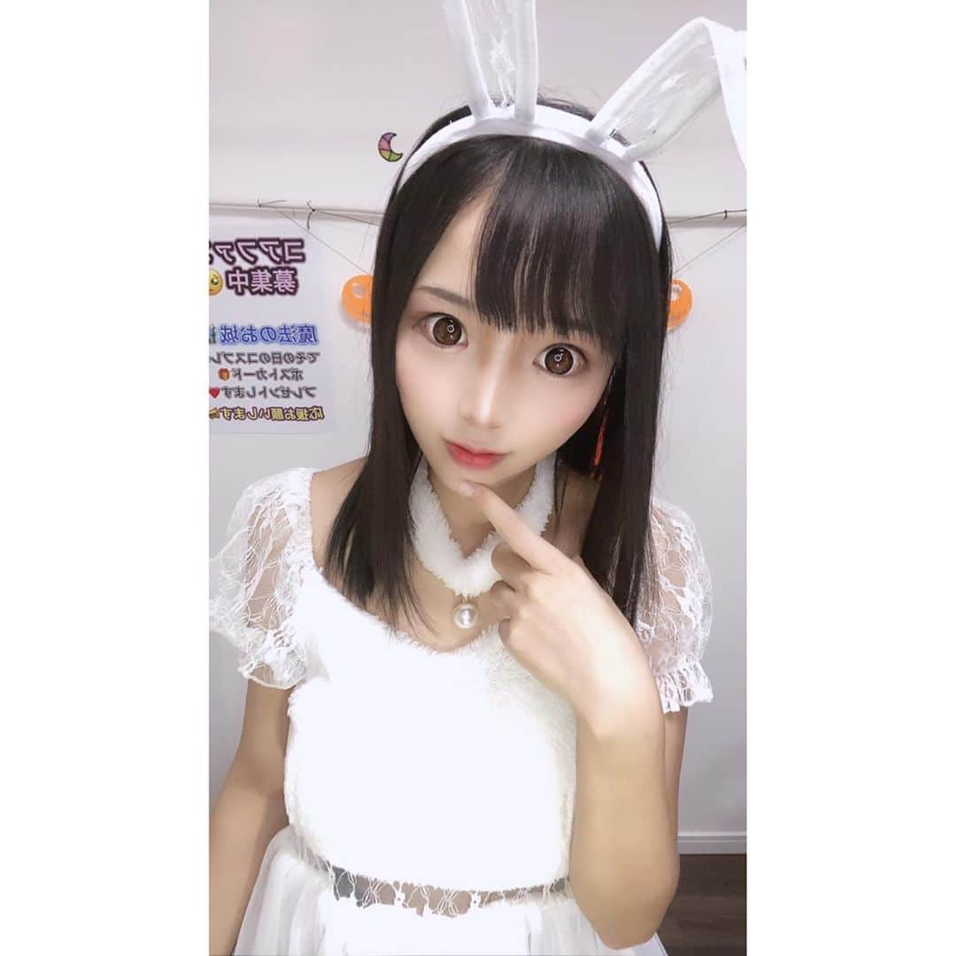 なつみさんのインスタグラム写真 - (なつみInstagram)「ハロウィン🎃コスプレ祭りVol.14👻 10月21日は白うさぎ🐇コスでした💞  満月の夜に、きっとまたお会いしましょう☺️🌃🌕  #ライブ配信#Pococha#Pocochaライバー#ポコチャ#ライバー#バセドウ病#吃音症#八重歯#宅建士#宅建#宅地建物取引士#不動産営業#イギリス留学#🧢なつみ👻🍊Natsumi#コスプレ#コスプレ配信#バニーコスプレ#洋楽」10月24日 20時45分 - natsumipeanuts