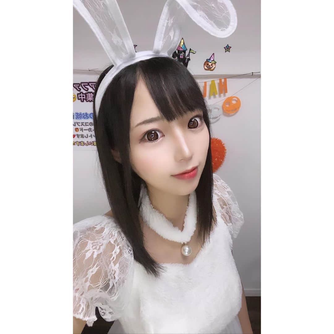 なつみさんのインスタグラム写真 - (なつみInstagram)「ハロウィン🎃コスプレ祭りVol.14👻 10月21日は白うさぎ🐇コスでした💞  満月の夜に、きっとまたお会いしましょう☺️🌃🌕  #ライブ配信#Pococha#Pocochaライバー#ポコチャ#ライバー#バセドウ病#吃音症#八重歯#宅建士#宅建#宅地建物取引士#不動産営業#イギリス留学#🧢なつみ👻🍊Natsumi#コスプレ#コスプレ配信#バニーコスプレ#洋楽」10月24日 20時45分 - natsumipeanuts