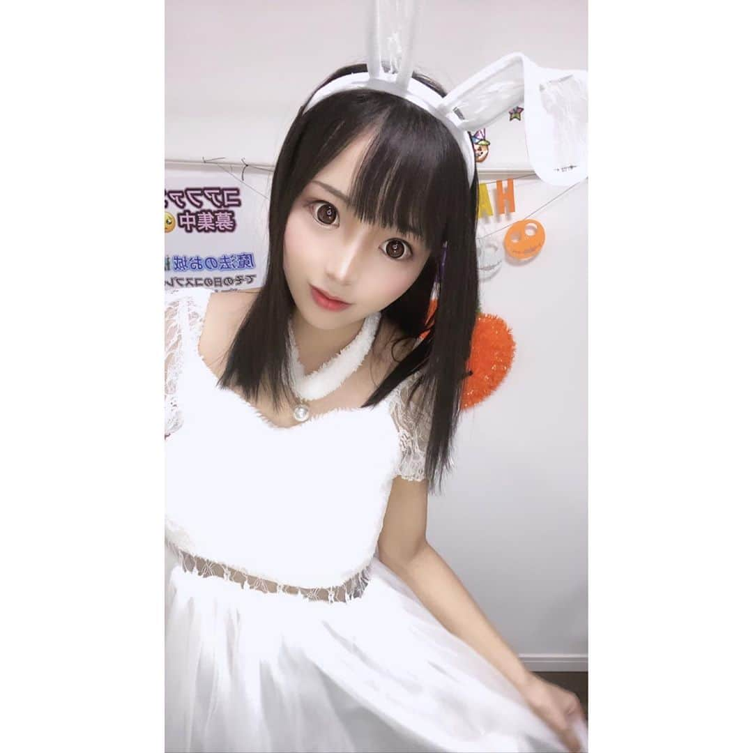 なつみさんのインスタグラム写真 - (なつみInstagram)「ハロウィン🎃コスプレ祭りVol.14👻 10月21日は白うさぎ🐇コスでした💞  満月の夜に、きっとまたお会いしましょう☺️🌃🌕  #ライブ配信#Pococha#Pocochaライバー#ポコチャ#ライバー#バセドウ病#吃音症#八重歯#宅建士#宅建#宅地建物取引士#不動産営業#イギリス留学#🧢なつみ👻🍊Natsumi#コスプレ#コスプレ配信#バニーコスプレ#洋楽」10月24日 20時45分 - natsumipeanuts