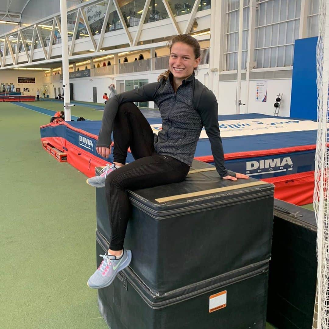 ゾーイ・クラークのインスタグラム：「Nice end to a recovery week on the track...let’s see if the smile is still there next week 😀  #track #smiles #happy #runner #recoveryweek #plyo #plyobox #sprinter #sprints #fitness #fitnessmotivation #boxjumps #trackandfield」