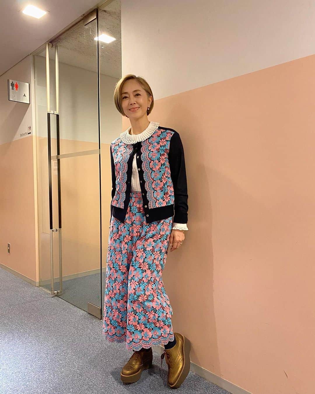 熊谷真実さんのインスタグラム写真 - (熊谷真実Instagram)「本日テレビ東京で収録。  今回もジェーンマープルさんのお洋服で。 可愛いんだよね。 色が2色！ 悩んだけど、ピンクとブルーで出演させていただきました。  #ジェーンマープル #熊谷真実#テレビ東京#お洋服大好き#」10月24日 20時40分 - mami_kumagai310
