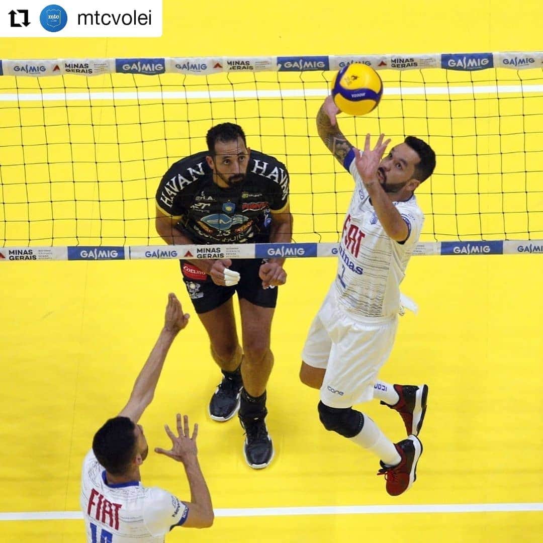 ウィリアム・アルジョナのインスタグラム：「É só o começo dessa temporada azul... vamooo!! Obrigado por estar sempre junto. #VCFAZPARTEDAMAGIA! Te vejo na Superliga. 🧙‍♂️👊  #Repost @mtcvolei • • • • • • 💙BOLA PRA FRENTE E VAMOS JUNTOS!  🏐Nosso Fiat/Minas entrou em quadra para disputar a semifinal do Troféu Super Vôlei Banco do Brasil, diante do EMS Taubaté Funvic, e apesar do intenso trabalho de bola, acabamos superados por 3 sets 0 e nos despedindo do torneio.   😍SUPERLIGA TÁ AÍ ➡️31/10 - 19h - Fiat/Minas X Pacaembu Ribeirão - Ribeirão Preto (SP)  #VaiMinas #MinasTenisClube #ParedãoAzul #Volei #VoleiMasculino #TamoJuntoNesseGame⠀ 🤝Patrocinadores: @fiatbr @axial.diagnosticos @_instanewton @iconesports  📸Fotos: Orlando Bento/Minas Tênis Clube」