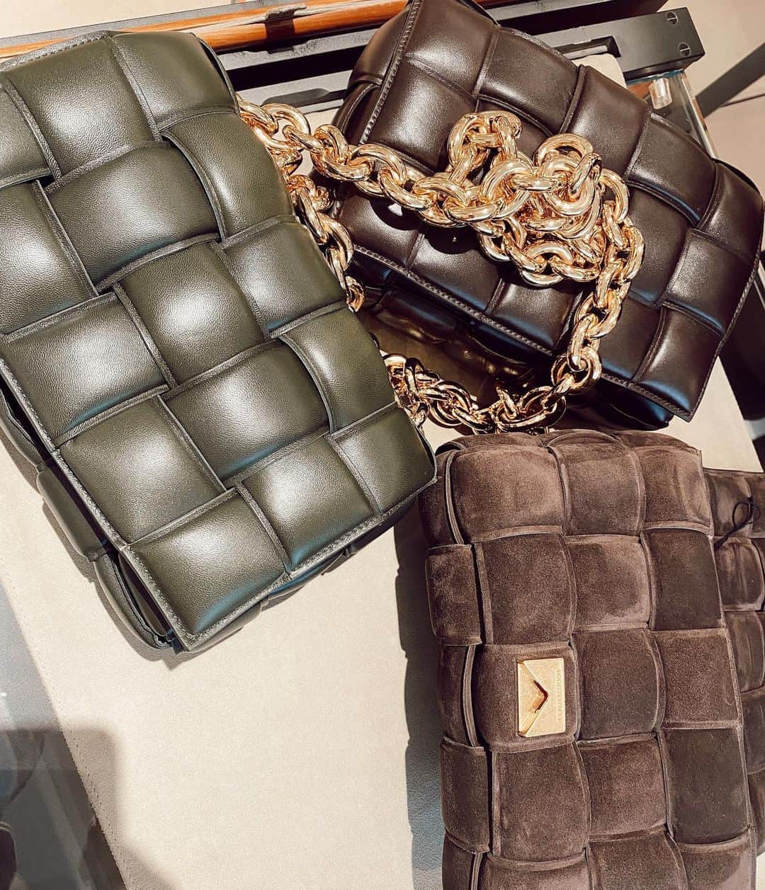 シャニーナ・シャイクのインスタグラム：「Okay.... which one should I get ? 👜」