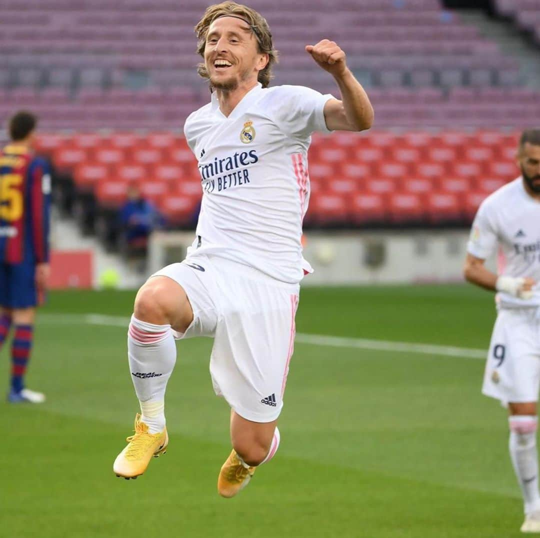 ルカ・モドリッチさんのインスタグラム写真 - (ルカ・モドリッチInstagram)「Esto es el Real Madrid ❤️  Partidazo de todo el equipo. Vamos!! 💪 #HalaMadrid #ElClasico」10月25日 2時13分 - lukamodric10