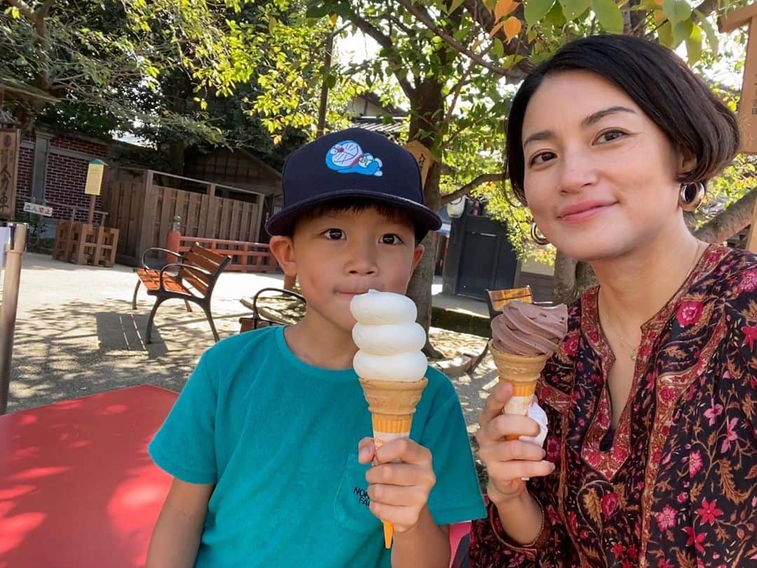 桃生亜希子さんのインスタグラム写真 - (桃生亜希子Instagram)「🍦🍦☁️  #koapselfie #東映太秦映画村 #アイスクリーム　#ソフトクリーム　#kyoto #京都#icecream  #yummy #travel」10月25日 2時15分 - pinokosugar